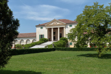 Fototapeta na wymiar Palladio Villa neoclassica con parco in Italia