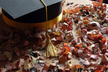 Birrete graduacion con borla amarilla y birutas de lapiz