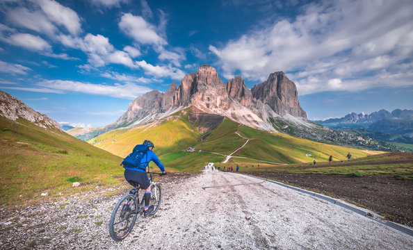  dolina, Europa, Italia, Włochy, Dolomity, SellaRonda, rower g&oacute;rski, rowery, wycieczki, podr&oacute;że, g&oacute;ry, droda leśna, dr&oacute;żka, serpentyny, skały, łąka, las, koła, niebo, chmury, Europe, Italy, Italy, Dol