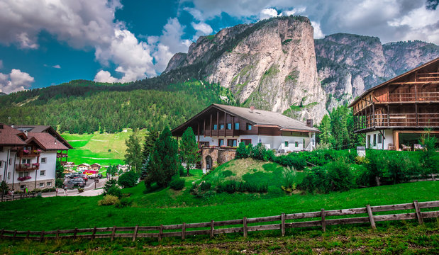  dolina, Europa, Italia, Włochy, Dolomity, SellaRonda, rower g&oacute;rski, rowery, wycieczki, podr&oacute;że, g&oacute;ry, droda leśna, dr&oacute;żka, serpentyny, skały, łąka, las, koła, niebo, chmury, Europe, Italy, Italy, Dol
