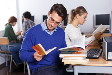 Obraz premium Man working in university library