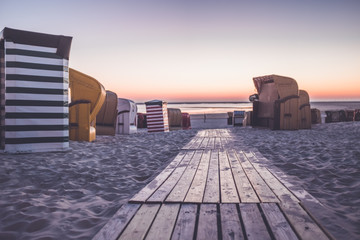 Holzweg, Bretter zum Strand auf Borkum mit Strandkörben in Abenddämmerung
