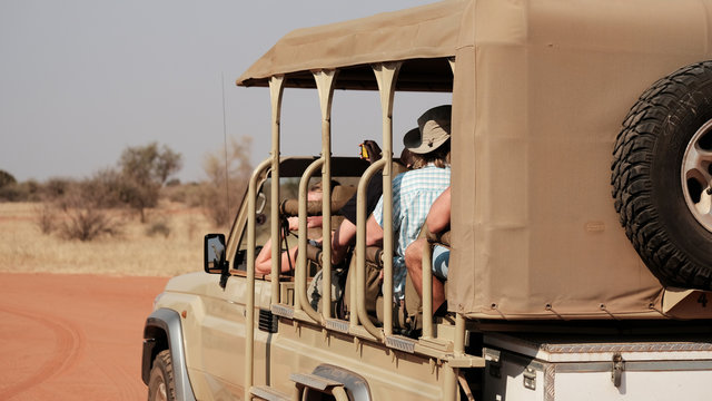 Safari-Jeep in Nambia, Savanne