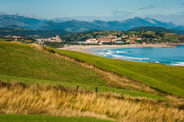 Fototapeta na wymiar Playa de San Vicente de la Barquera en Cantabria