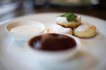 Cottage cheese pancakes with jam