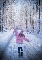 Zimowa doga w lesie pokryta białym śniegiem, spacer zimą, zabawy na śniegu z dzieckiem