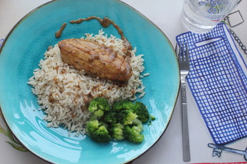 A plate with rice, filé and broccoli