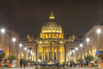 Fototapeta premium Rzym / Włochy - 23 grudnia 2018: Wspaniały wieczorny widok Bazyliki Świętego Piotra w Rzymie przy Via della Conciliazione