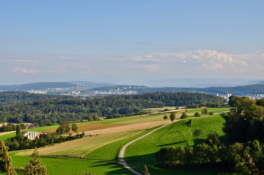 Aussicht auf das Z&uuml;rcher Unterland von Regensberg bei Dielsdorf aus. Schweiz.