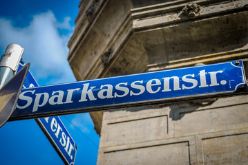 Obraz premium Sparkasse Straßenschild
