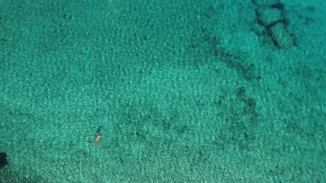bagno nelle acque limpide e turchesi del mare della Grecia Egea