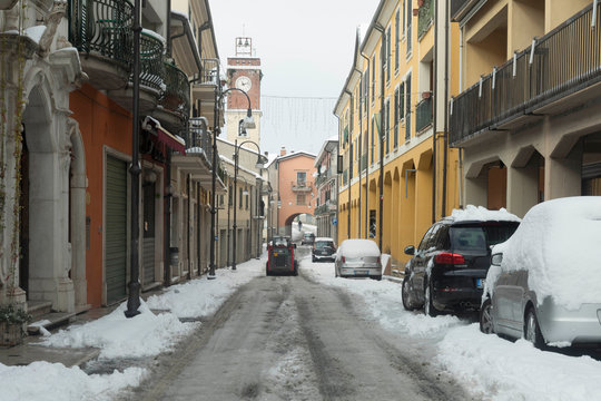 strada di paese con neve