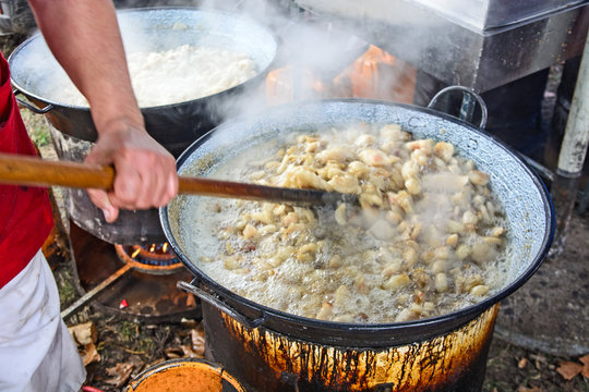 Making lard and cracklings