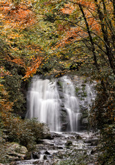 Fototapeta na wymiar Waterfall in Autumn