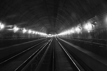 Binario ferroviario， tunnel