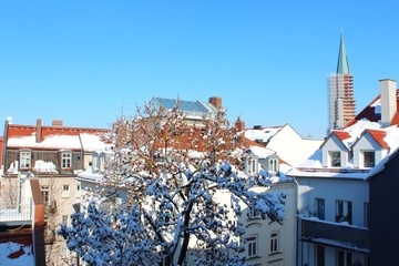 Blick über verschneite Dächer in München