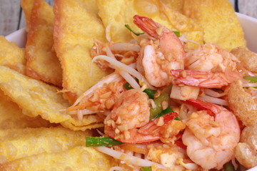 Pad Thai with prawn and crisy wonton ,bean sprouts .