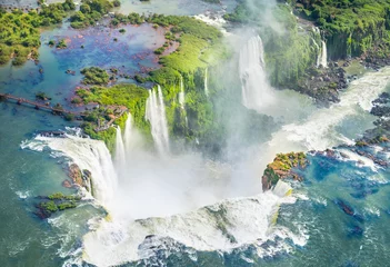 Keuken foto achterwand Watervallen Mooie luchtfoto van de Iguazu-watervallen vanaf de helikoptervlucht, een van de zeven natuurwonderen van de wereld - Foz do Iguaçu, Brazilië
