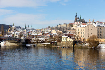 Obraz premium Snowy Prague Lesser Town with Prague Castle above River Vltava, Czech republic