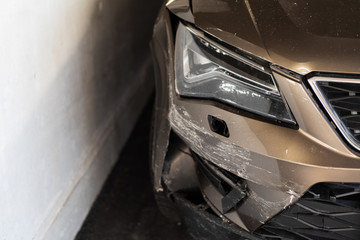 Fototapeta na wymiar Auto sit durch einen Unfall an der Stoßstange beschädigt 