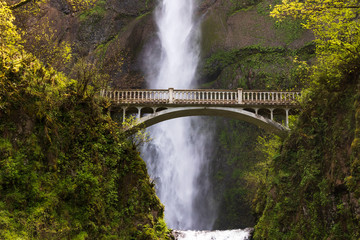 Multnomah Falls near the bridge - obrazy, fototapety, plakaty