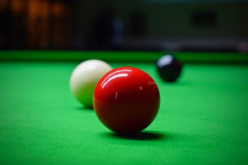 Snookerkugeln rot weiß und schwarz