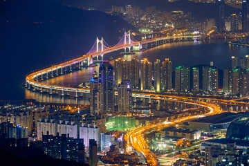 Obraz premium Busan cityscape Gwangan Bridge at night