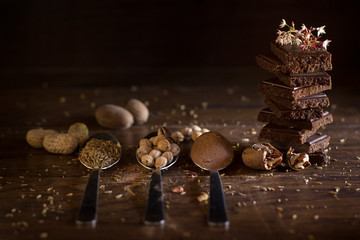 Torre de chocolate con tres cucharas de nueces y cacahuates