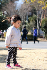 冬の公園で遊ぶ女の子