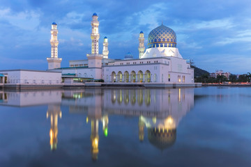 Fototapeta na wymiar Masjid Bandaraya in Kota Kinabalu, Malaysia