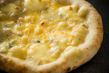 ピッツア　Italian home-made pizza