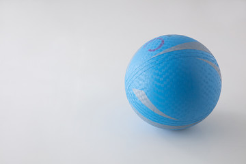 白い背景にソフトーバレーのボール、体育の授業やエクササイズのイメージ用に