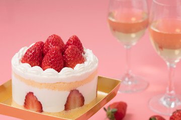 誕生日ケーキとシャンパンのイメージ写真