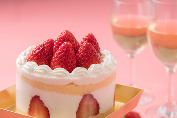 誕生日ケーキとシャンパンのイメージ写真