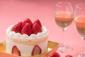 誕生日ケーキとシャンパンのイメージ写真
