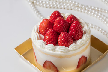 高級感のあるバースデー記念日ホールケーキ