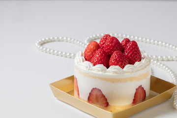 高級感のあるバースデー記念日ホールケーキ