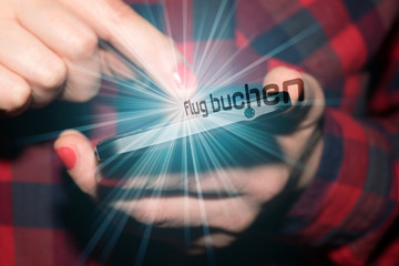 Eine Frau will einen Flug am Smartphone buchen