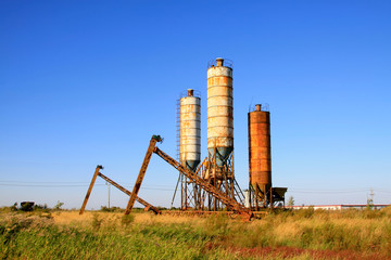 Idle concrete mixing equipment