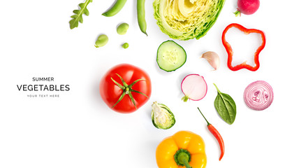 Disposition créative faite de légumes d& 39 été. Notion de nourriture. Tomates, oignon, concombre, pois verts, ail, chou, piment, poivron jaune, feuilles de salade et radis sur fond blanc.