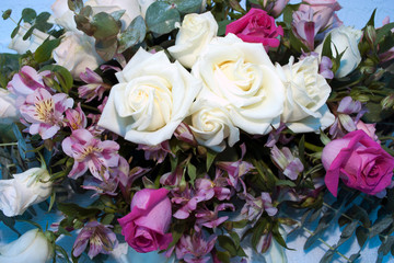 Niño enamorado con rosas rojas