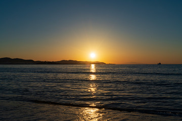 波静かな北条海岸の夕日