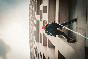 Rope-Access Cleaner Work-In-Heights with Harness
