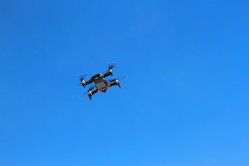 飛んで行くドローン