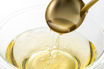 お玉杓子で味醂を掬う