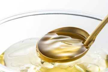 お玉杓子で味醂を掬う