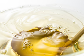 お玉杓子で味醂を掬う