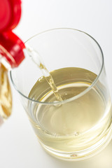 ガラスのコップに味醂を注ぐ
