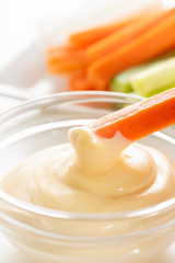 人参にマヨネーズをつける