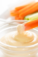 人参にマヨネーズをつける